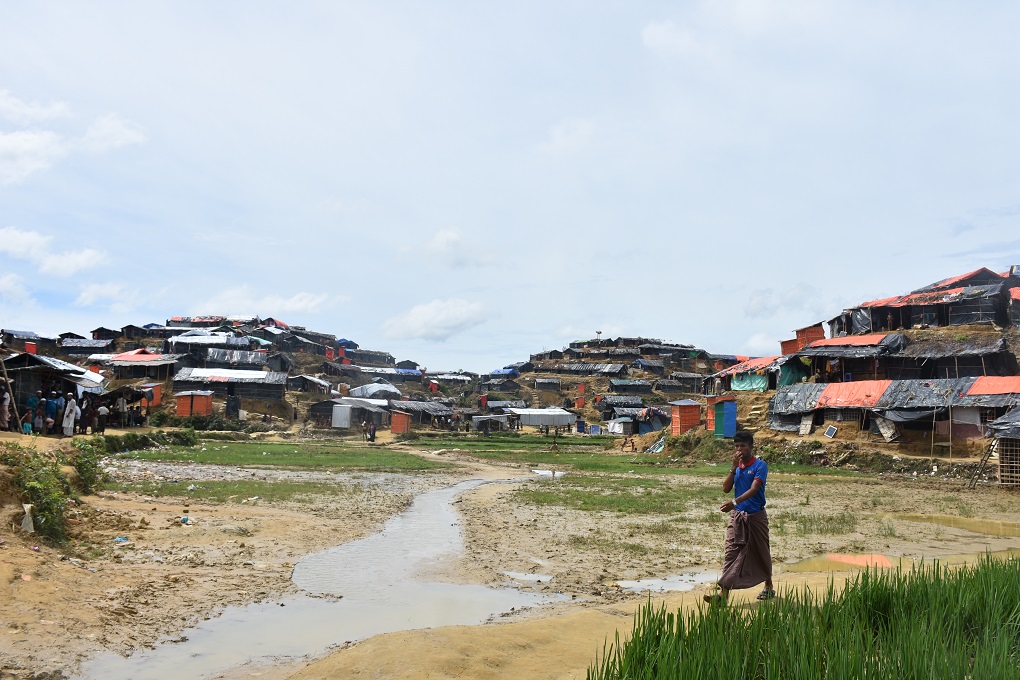 Rohingya makeshift camps in Moinar Ghona. More than 500,000 Rohingya people have arrived in Bangladesh from Myanmar since August 25 2017 [image by: Zobaidur Rahman]