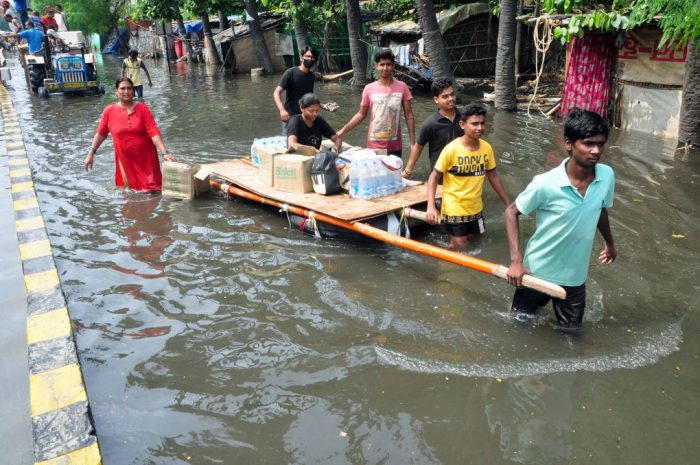 Residents evacuating their supplies [image by: Prashant Ravi]